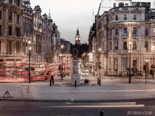 英国伦敦‌特拉法加广场（Trafalgar Square）‌夜景GIF动态图片
